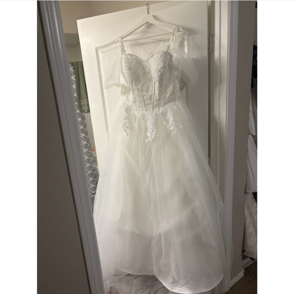 Elegant White Off-Shoulder Gown - Picture 3 of 4